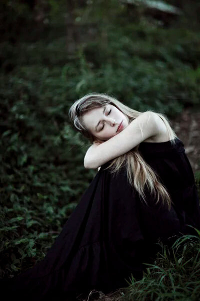 Portrait of model Alexandrea Sophie by the river, photo 1