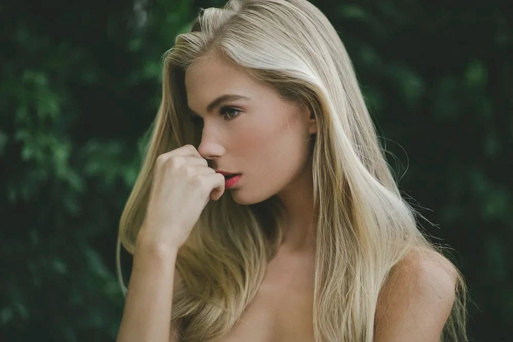 Forest fashion portrait of model Becky, photo 1