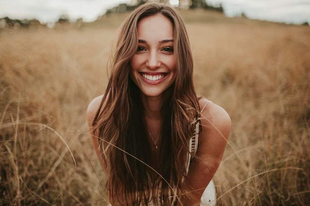 Natural posing outdoor portrait of Kristina running in a field, photo 1
