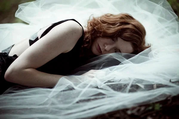 Portrait of model Penney, head in the clouds, photo 1