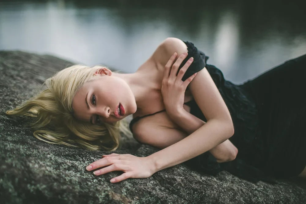 Portrait of model Annika in the rain, photo 1